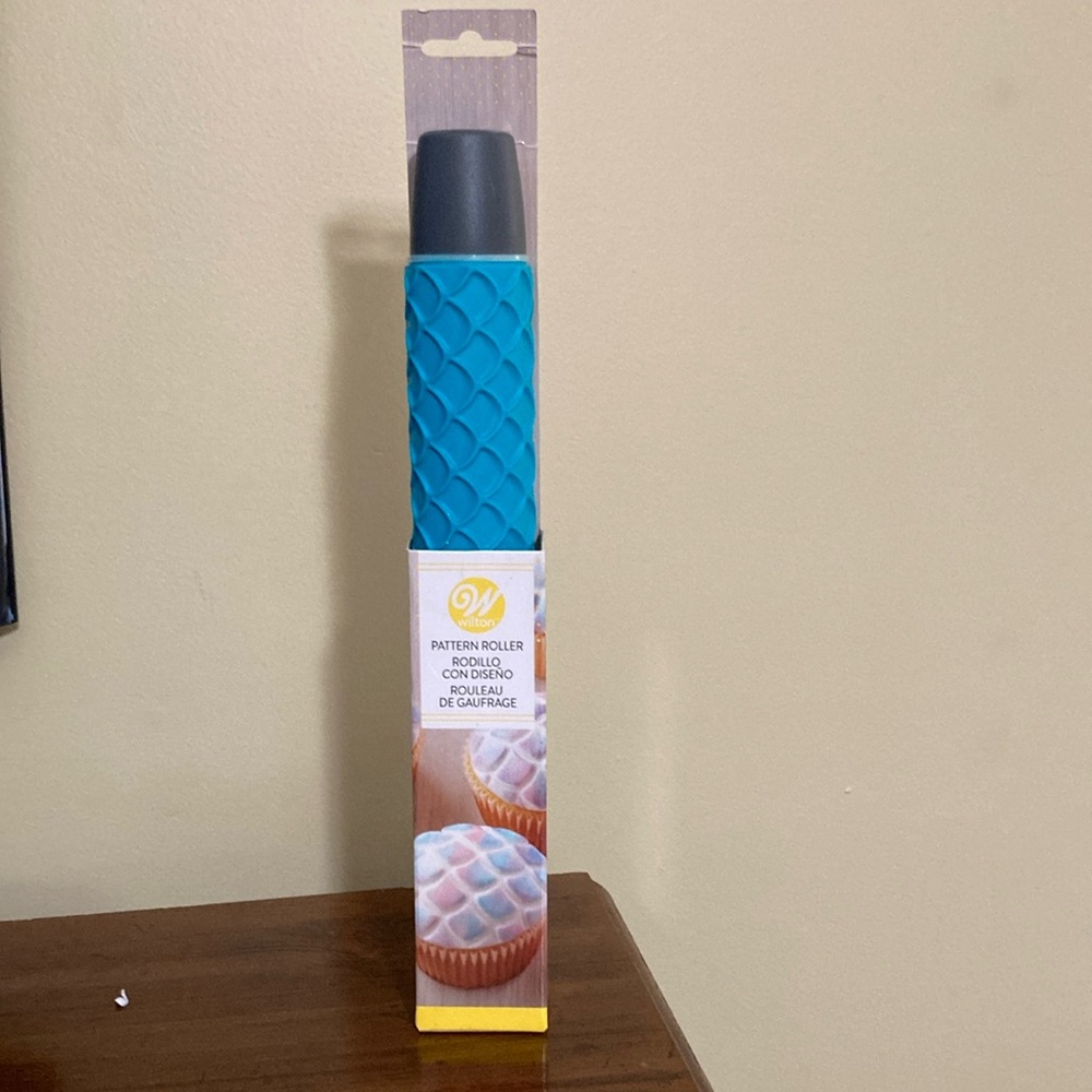 Wilton SCALLOPS PATTERN SILICONE ROLLER